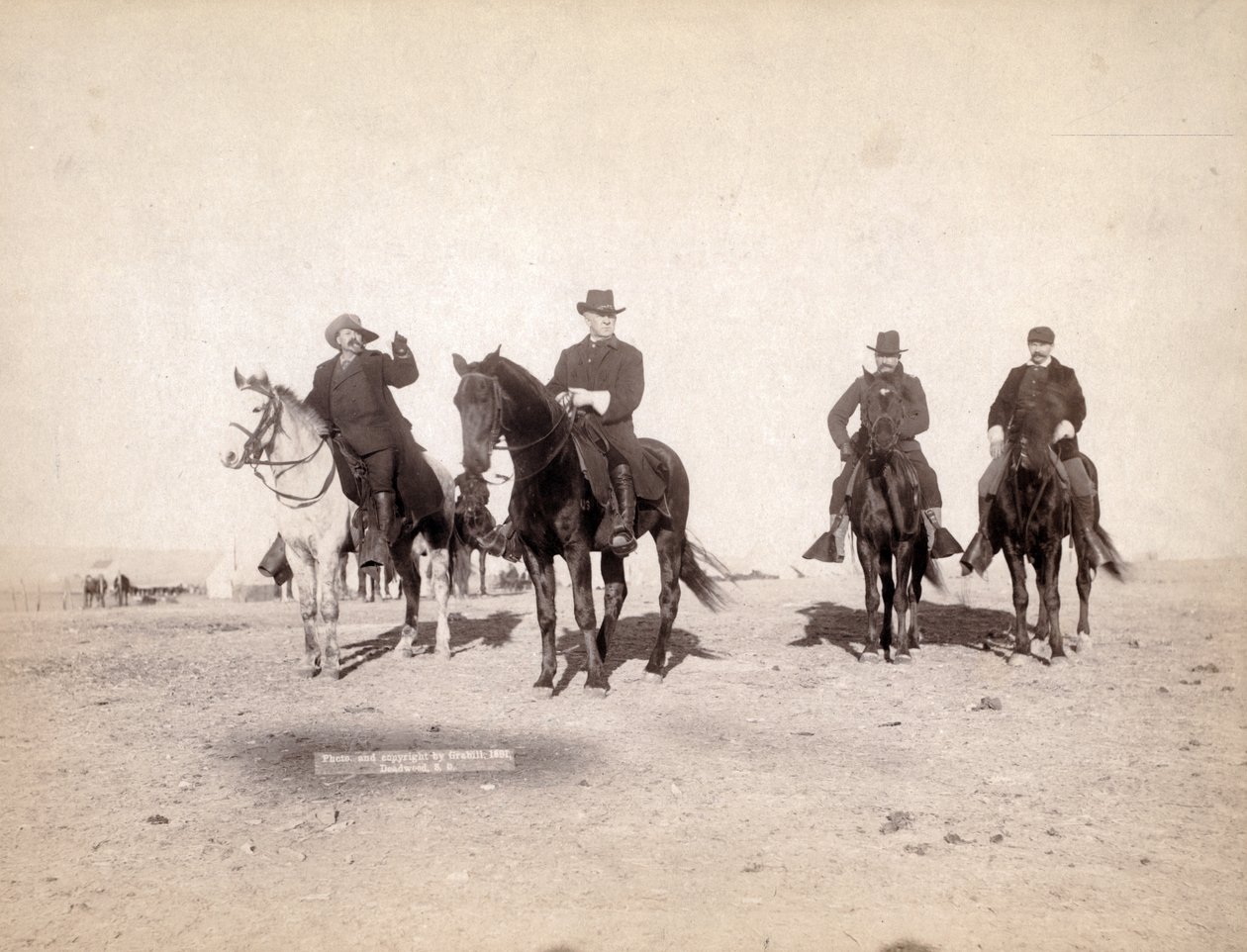 Observando el campamento indio hostil, 1891 de John C. H. Grabill