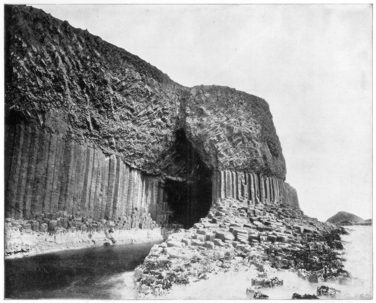 La cueva de Fingal, Escocia, finales del siglo XIX de John L. Stoddard