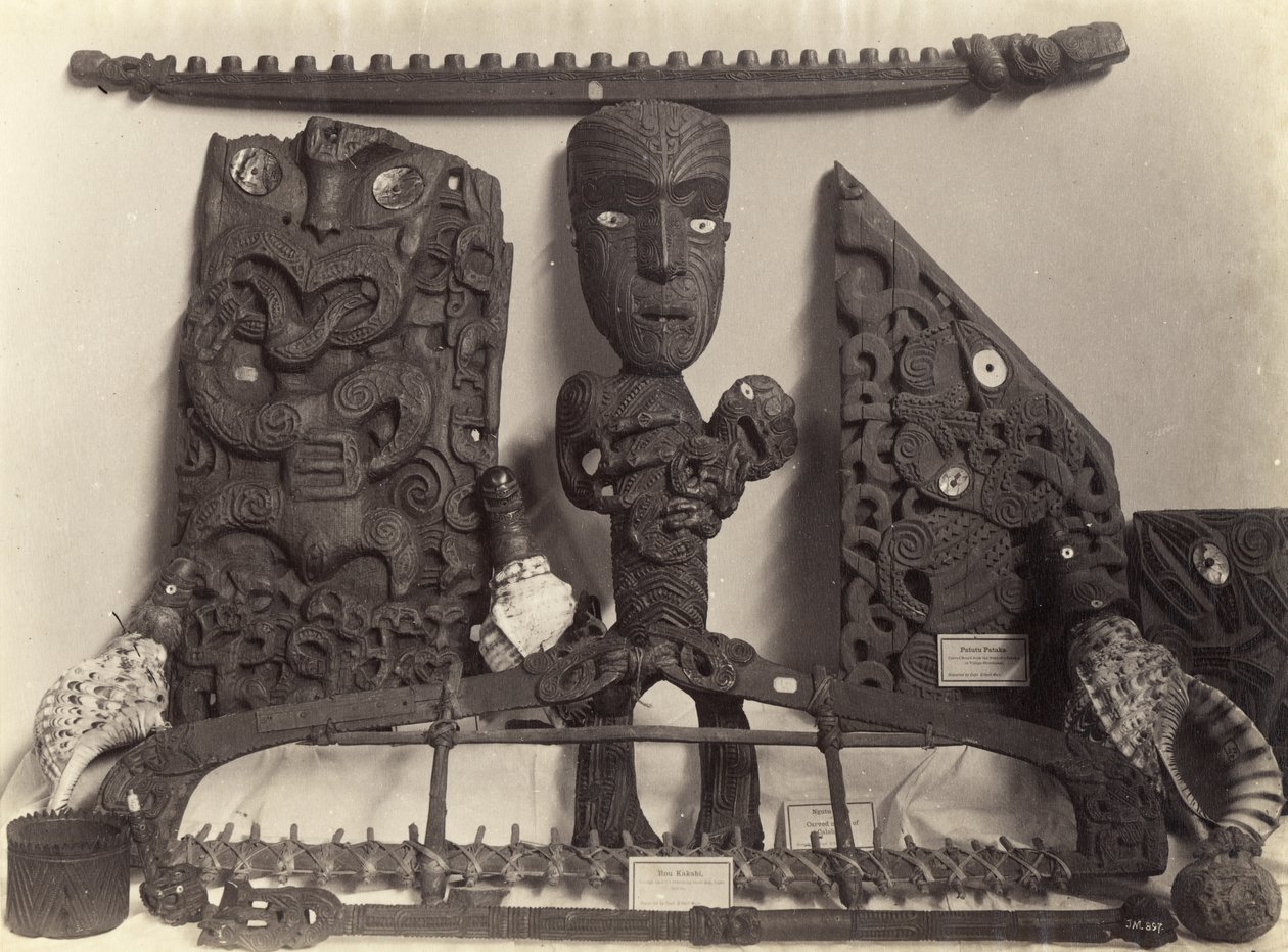 Artefactos en el Museo de Auckland, c.1890 (impresión de albúmina) de Josiah Martin