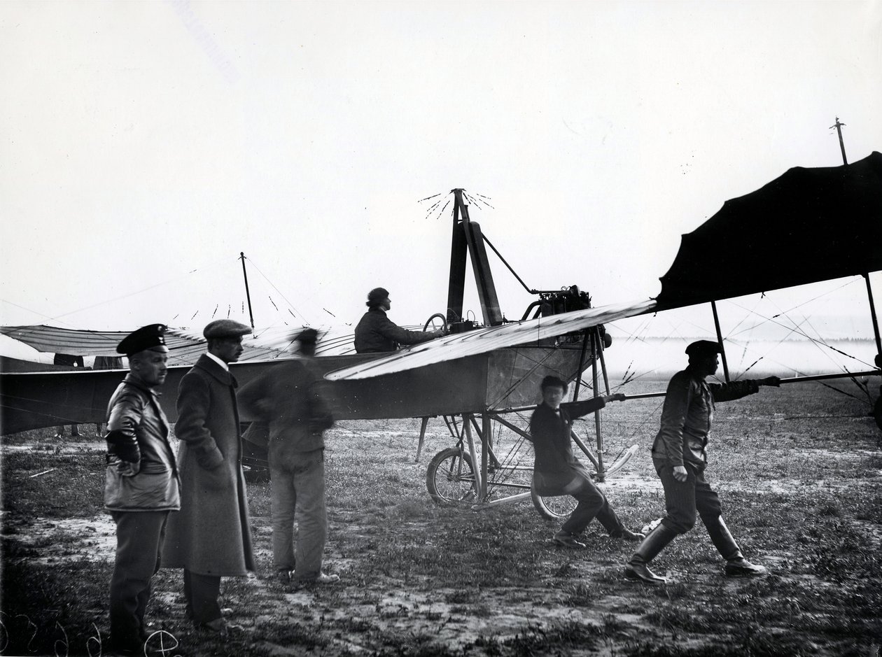Un avión despegando o aterrizando en un aeródromo cerca de San Petersburgo, 1911 de Karl Karlovich Bulla