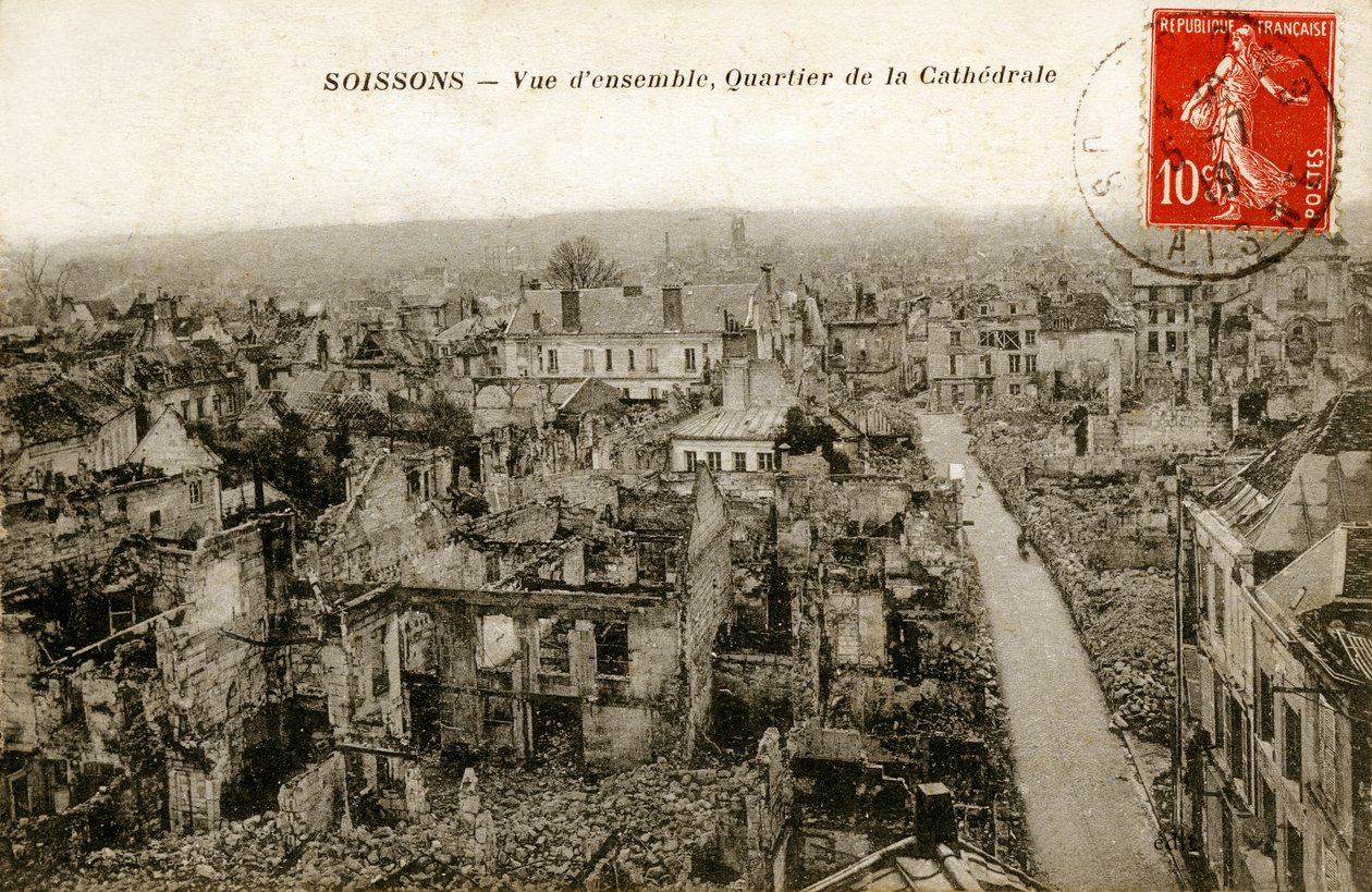 Vista general del distrito de la catedral en ruinas, Soissons de Alec Hunter