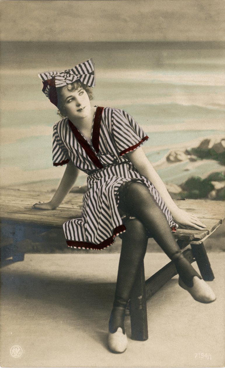 Mujer con vestido de verano, c. principios de 1900 (postal) de Alec Hunter