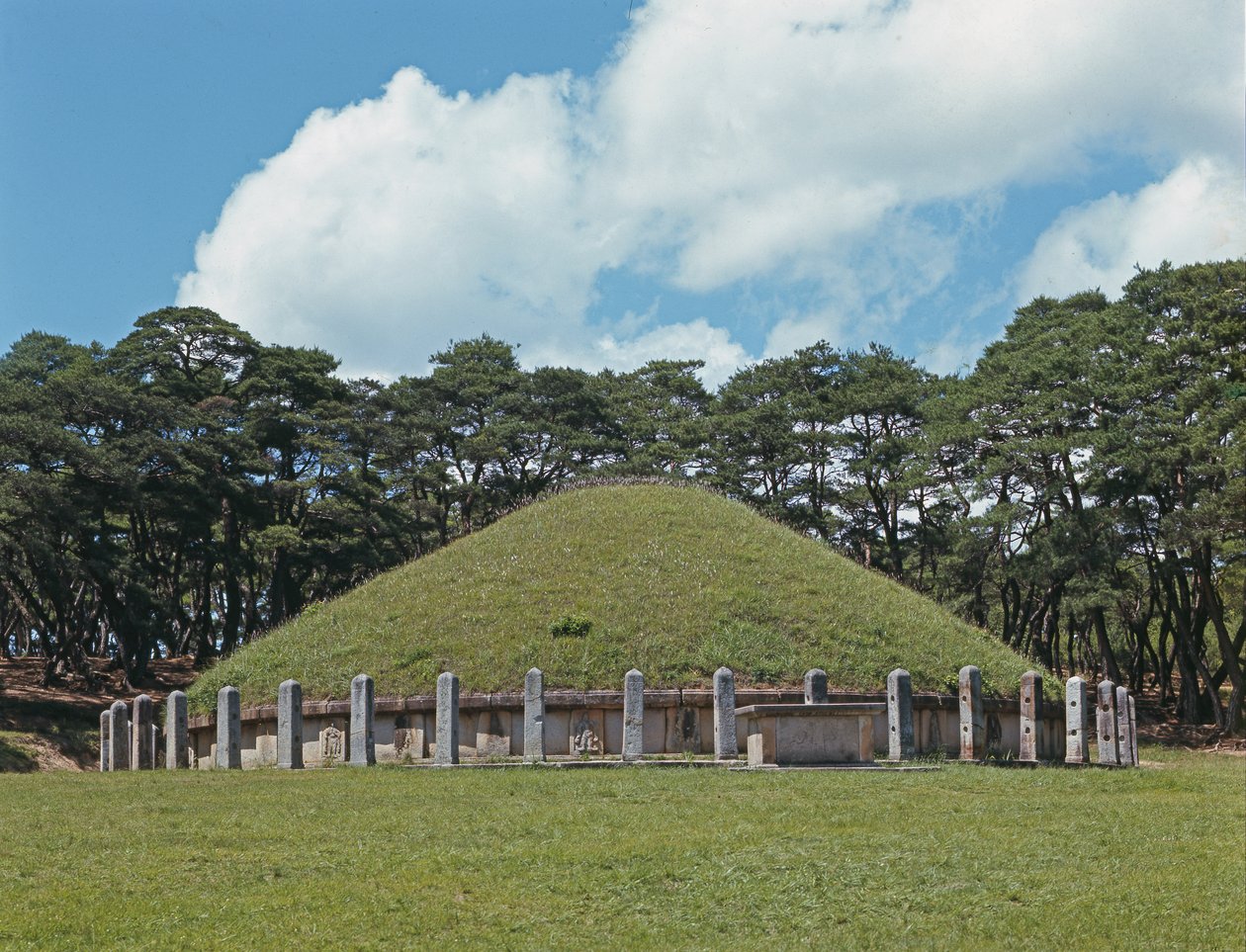 Tumba del Rey Wonssung de Korean School