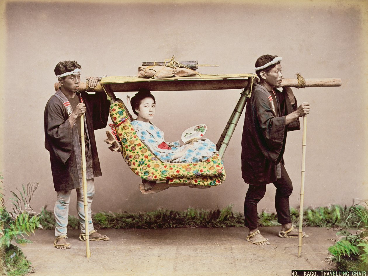 Geisha japonesa siendo llevada en una litera de Kusakabe Kimbei