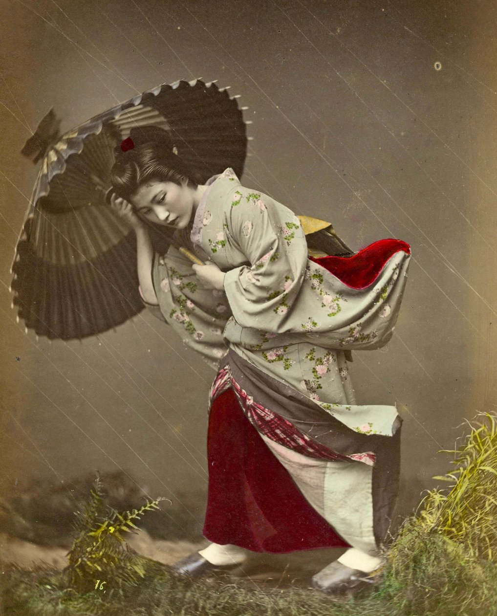 Mujer atrapada en una tormenta, c.1890 de Kusakabe Kimbei