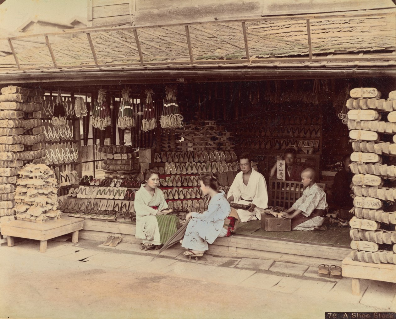Una zapatería de Kusakabe Kimbei