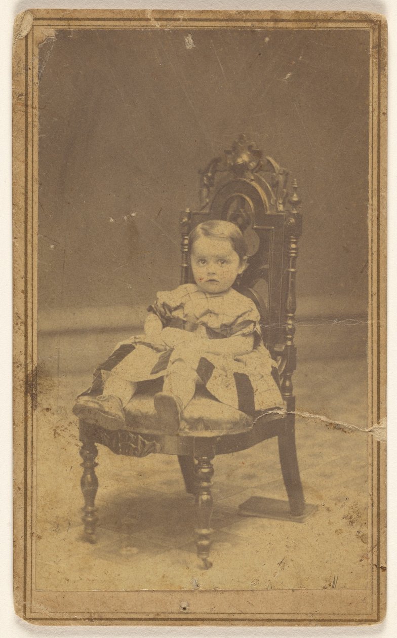 [Niña sin identificar, sentada] de L. D. Campbell