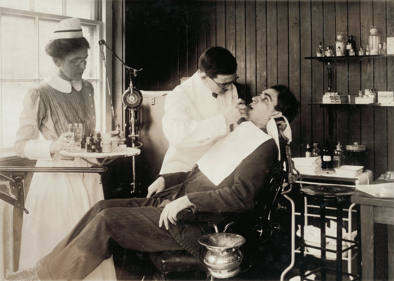 Paciente Recibiendo Trabajo Dental de Lewis Wickes Hine
