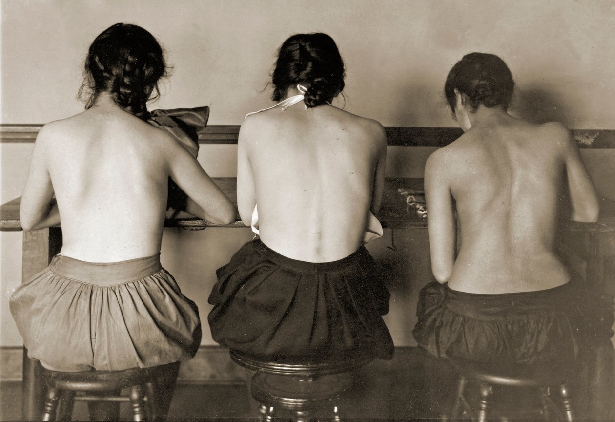Chicas de la máquina de coser, c.1917 de Lewis Wickes Hine