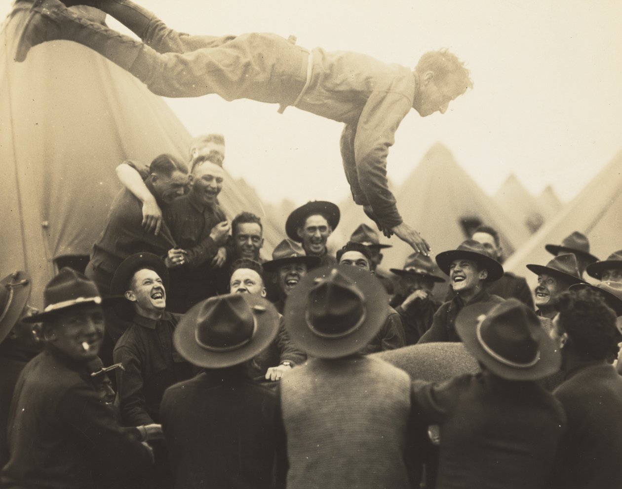 Soldado lanzado al aire, 1917. de Lewis Wickes Hine
