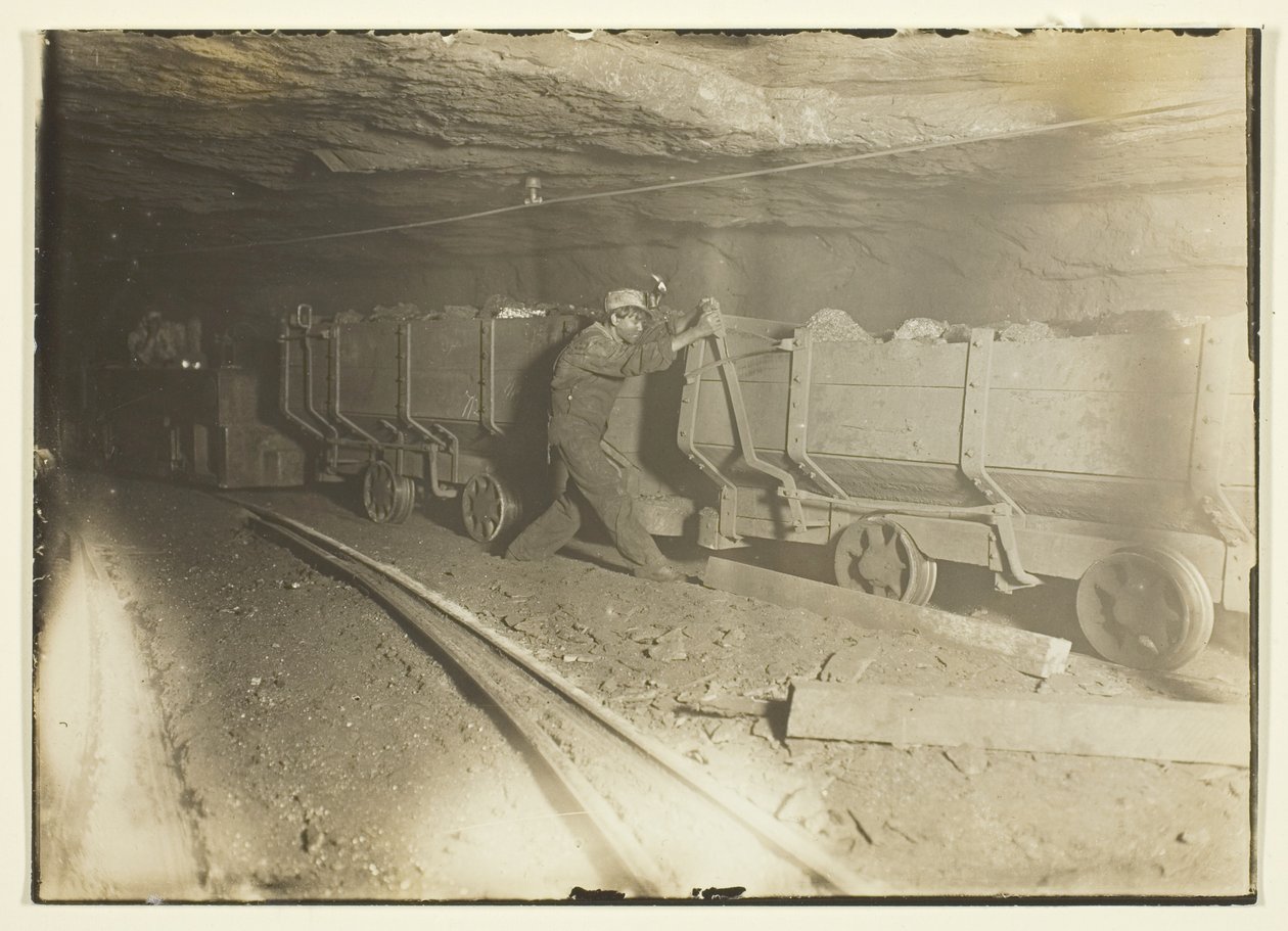 Sin título (vagones de carbón en la mina) de Lewis Wickes Hine