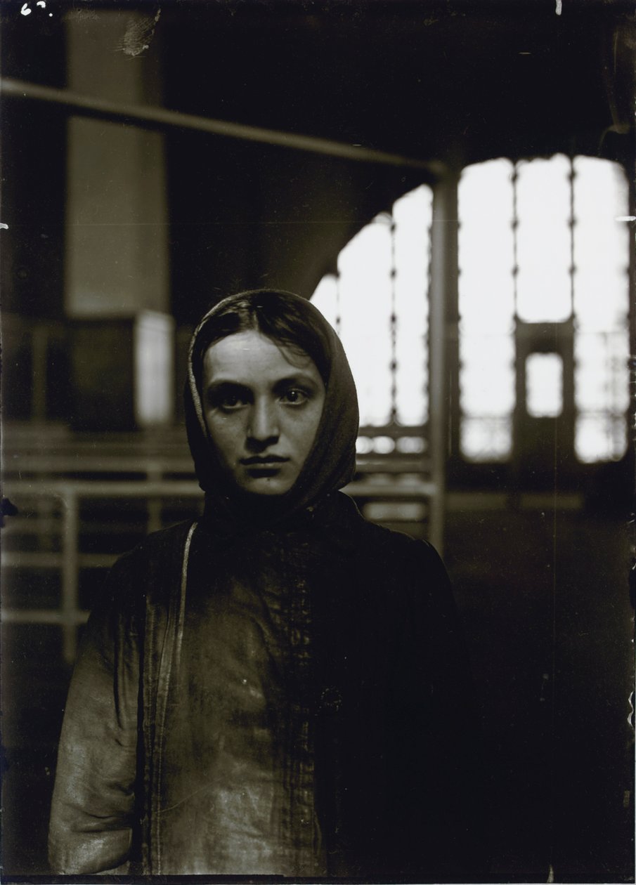 Joven judía rusa, Ellis Island, 1905 de Lewis Wickes Hine