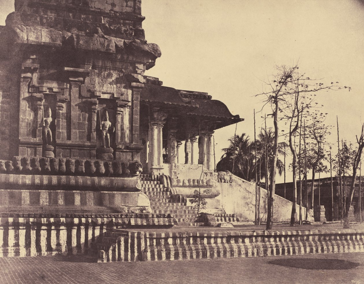 Tanjore: Gran Pagoda, Entrada mirando hacia afuera de Linnaeus Tripe
