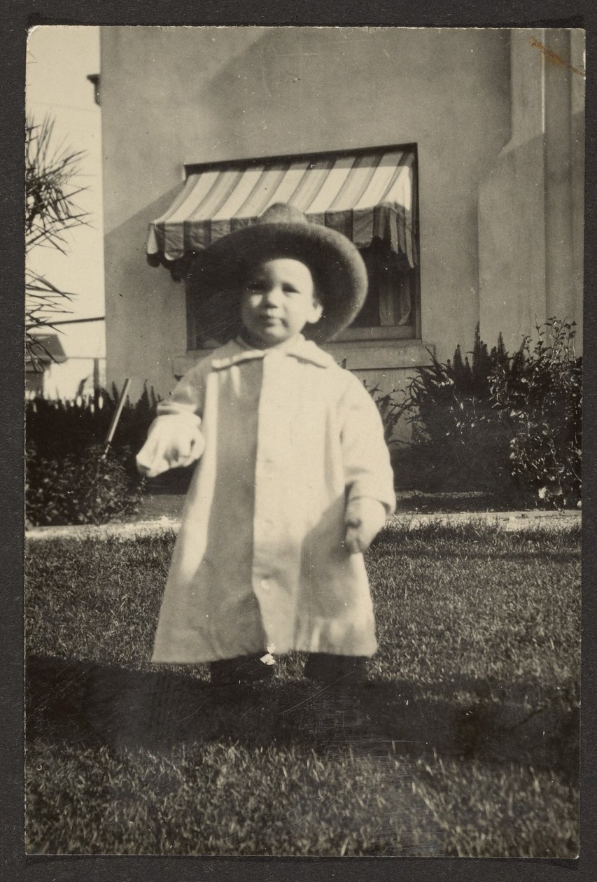 [Bebé con sombrero grande] de Louis Fleckenstein
