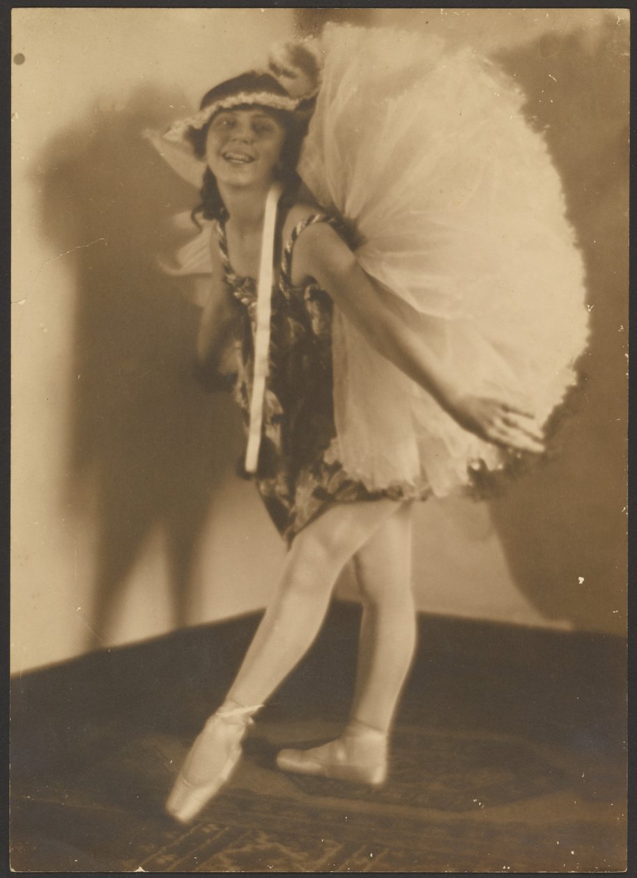 [Bailarina con tocado] de Louis Fleckenstein