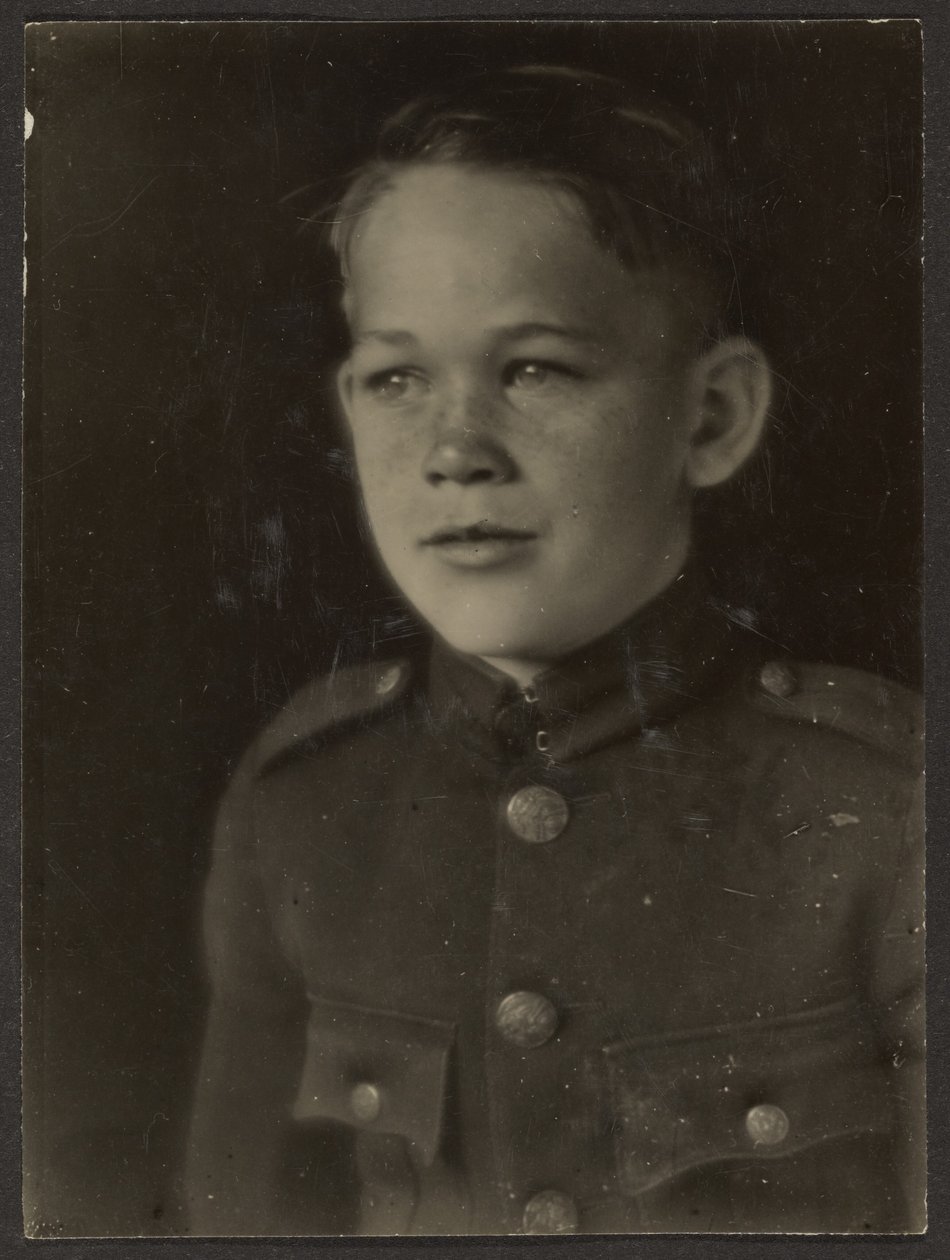 [Niño vestido de uniforme] de Louis Fleckenstein