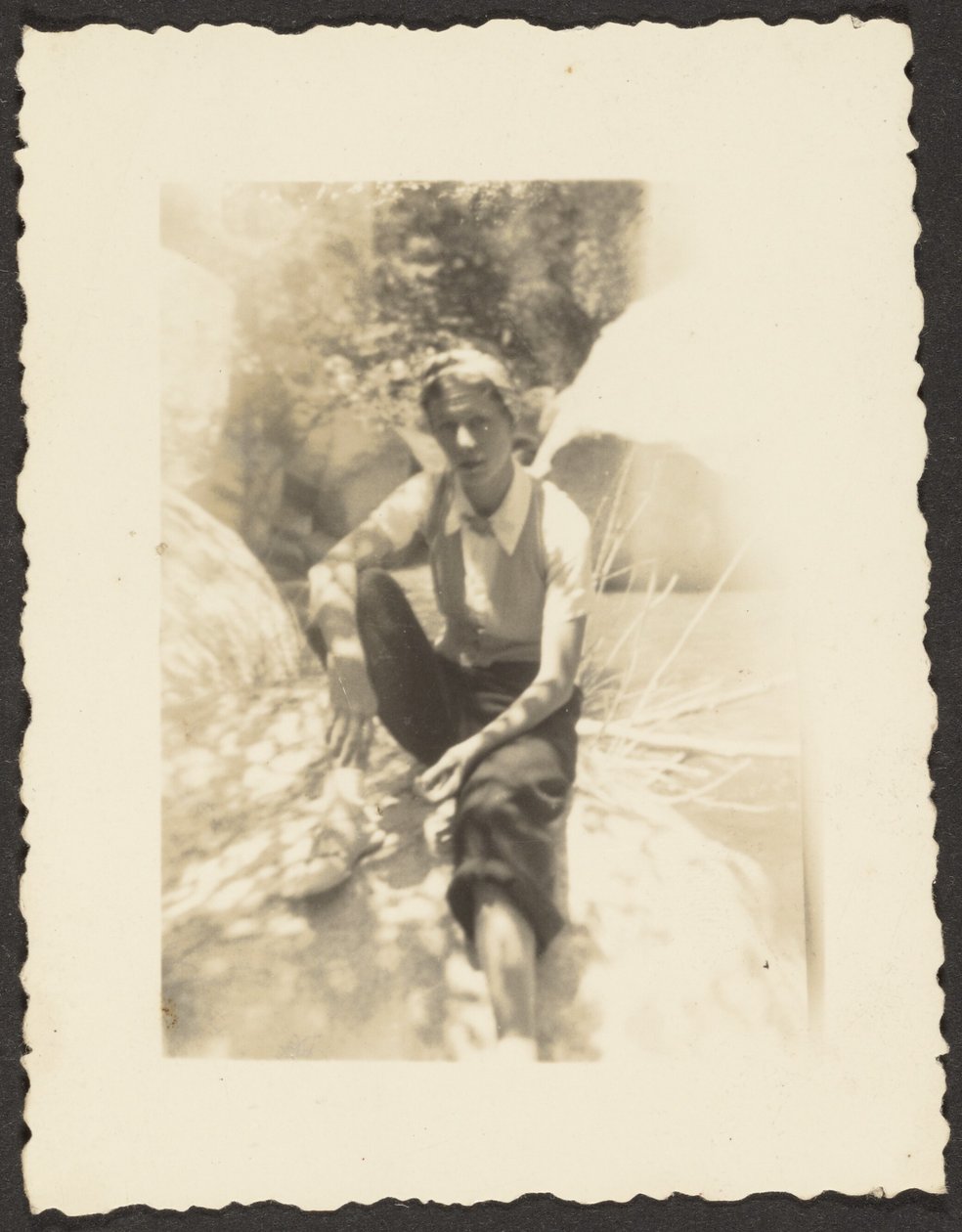 [Niño sentado entre sombras] de Louis Fleckenstein