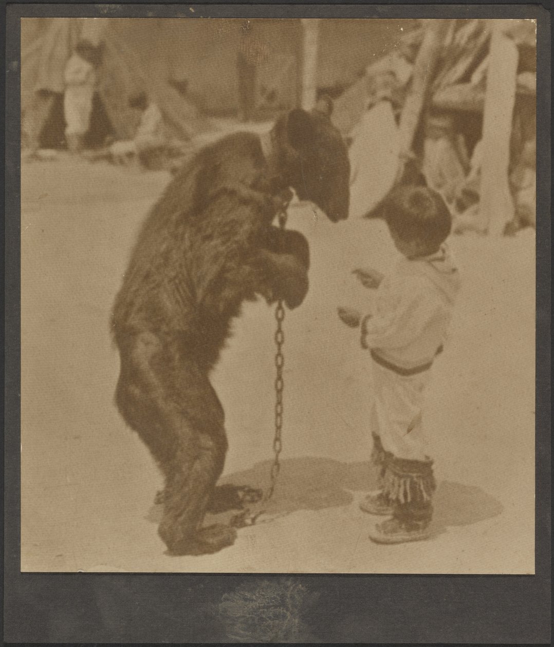[Niño con oso encadenado] de Louis Fleckenstein