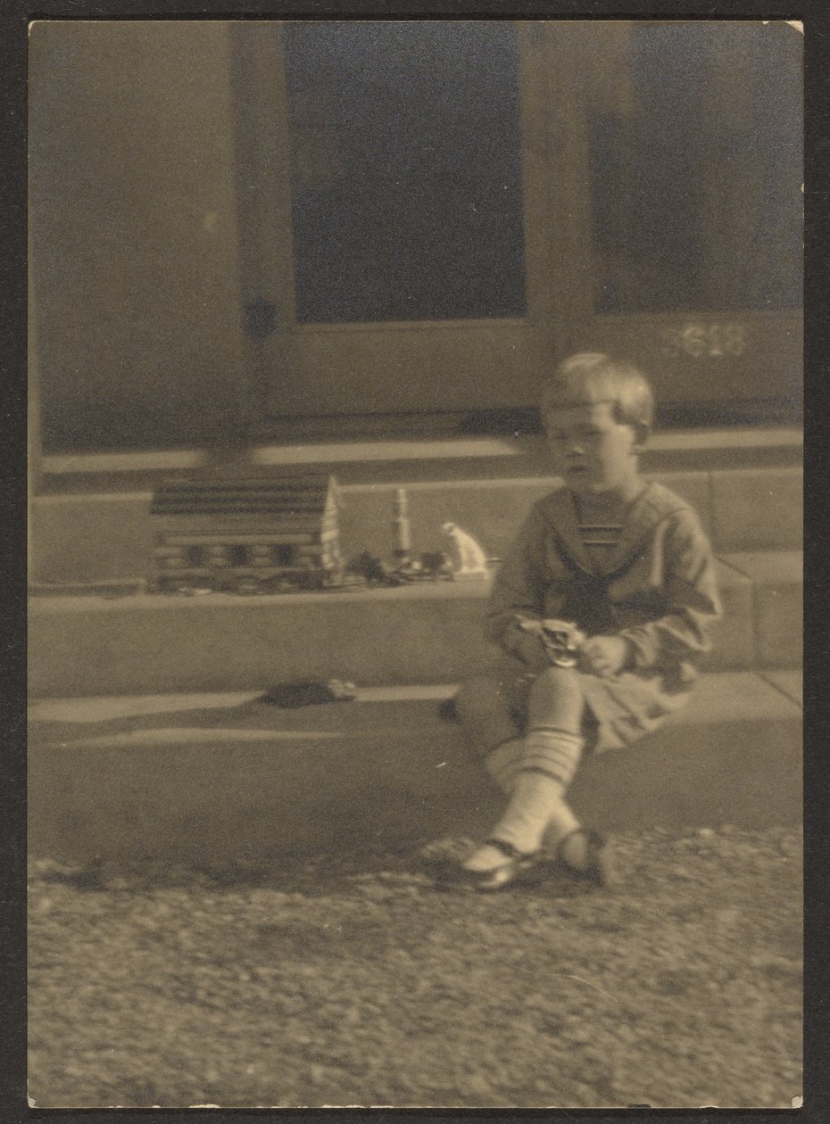 [Niño con juguetes en los escalones] de Louis Fleckenstein
