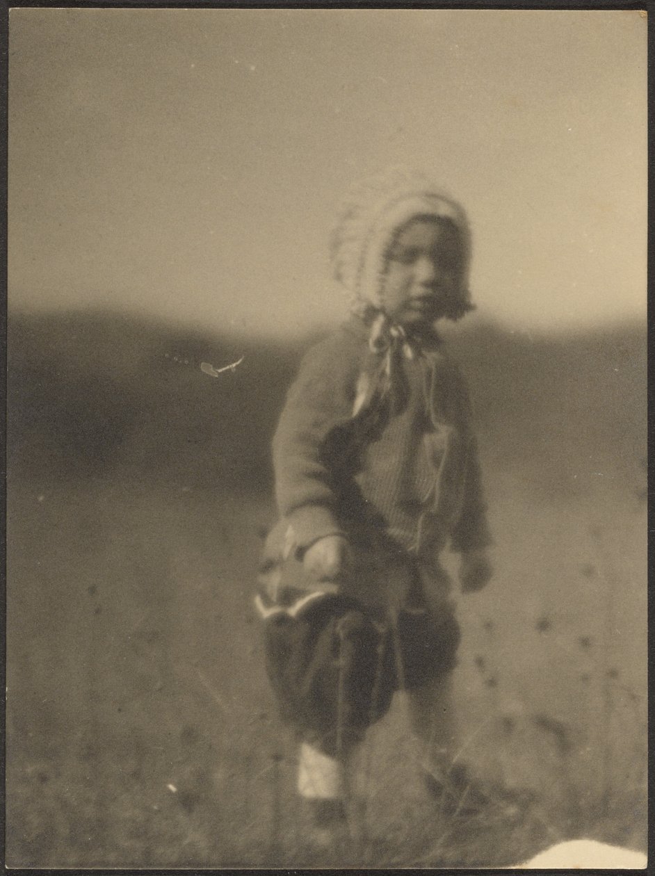 [Niño con gorro en el campo] de Louis Fleckenstein