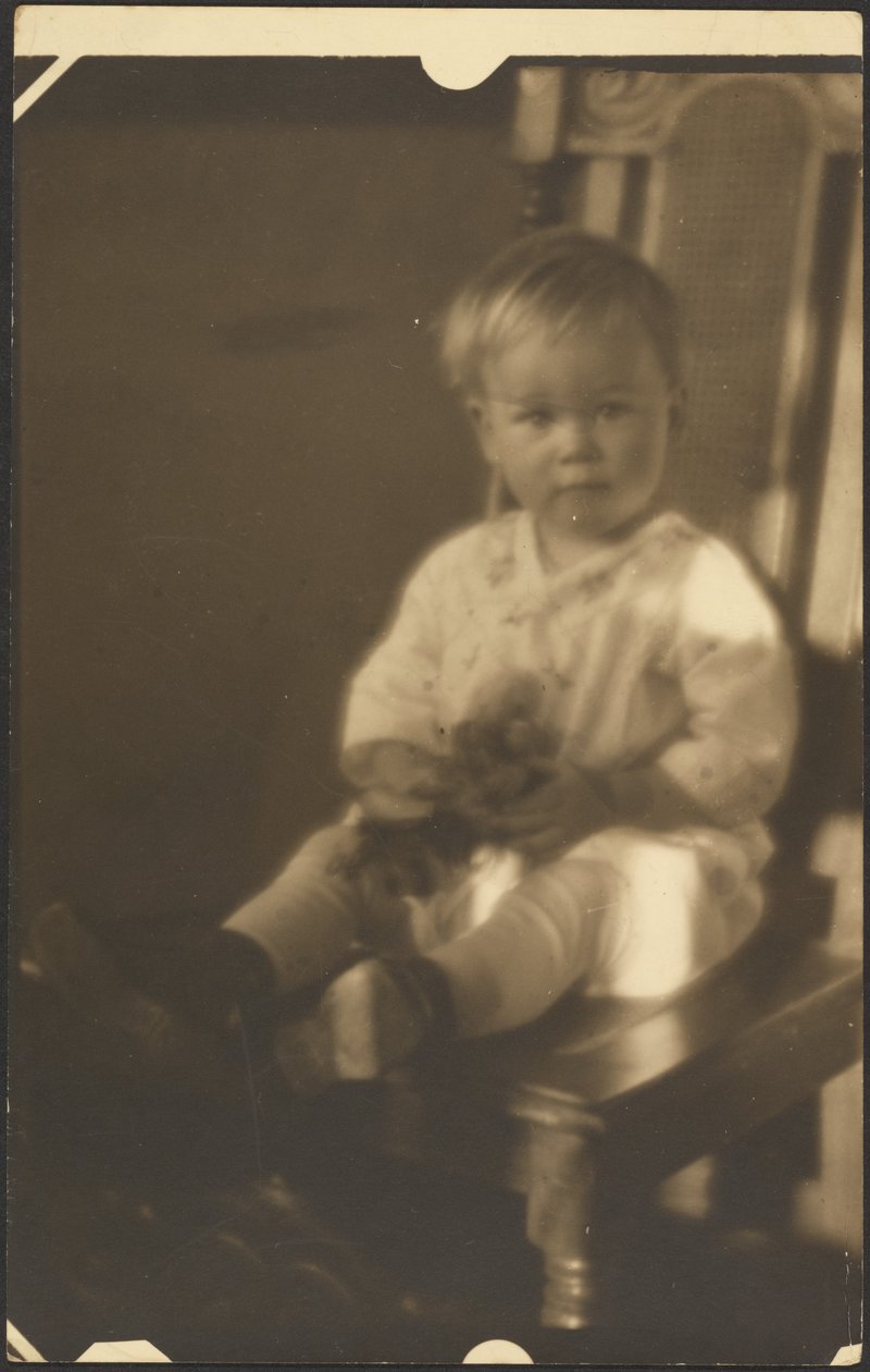 [Niño en la silla grande] de Louis Fleckenstein