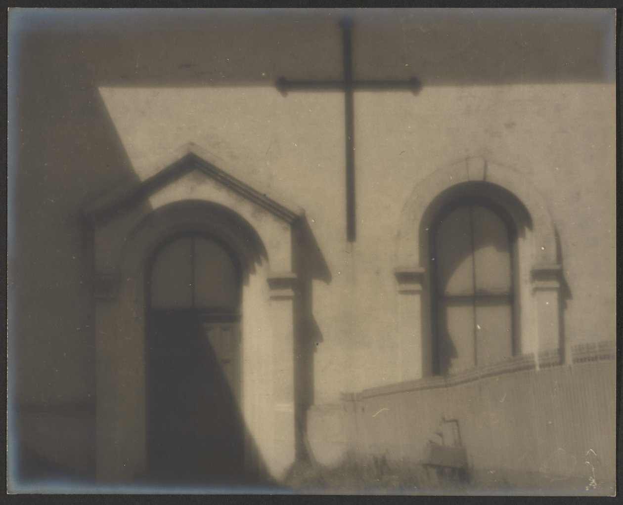 [Exterior de la iglesia con cruz] de Louis Fleckenstein
