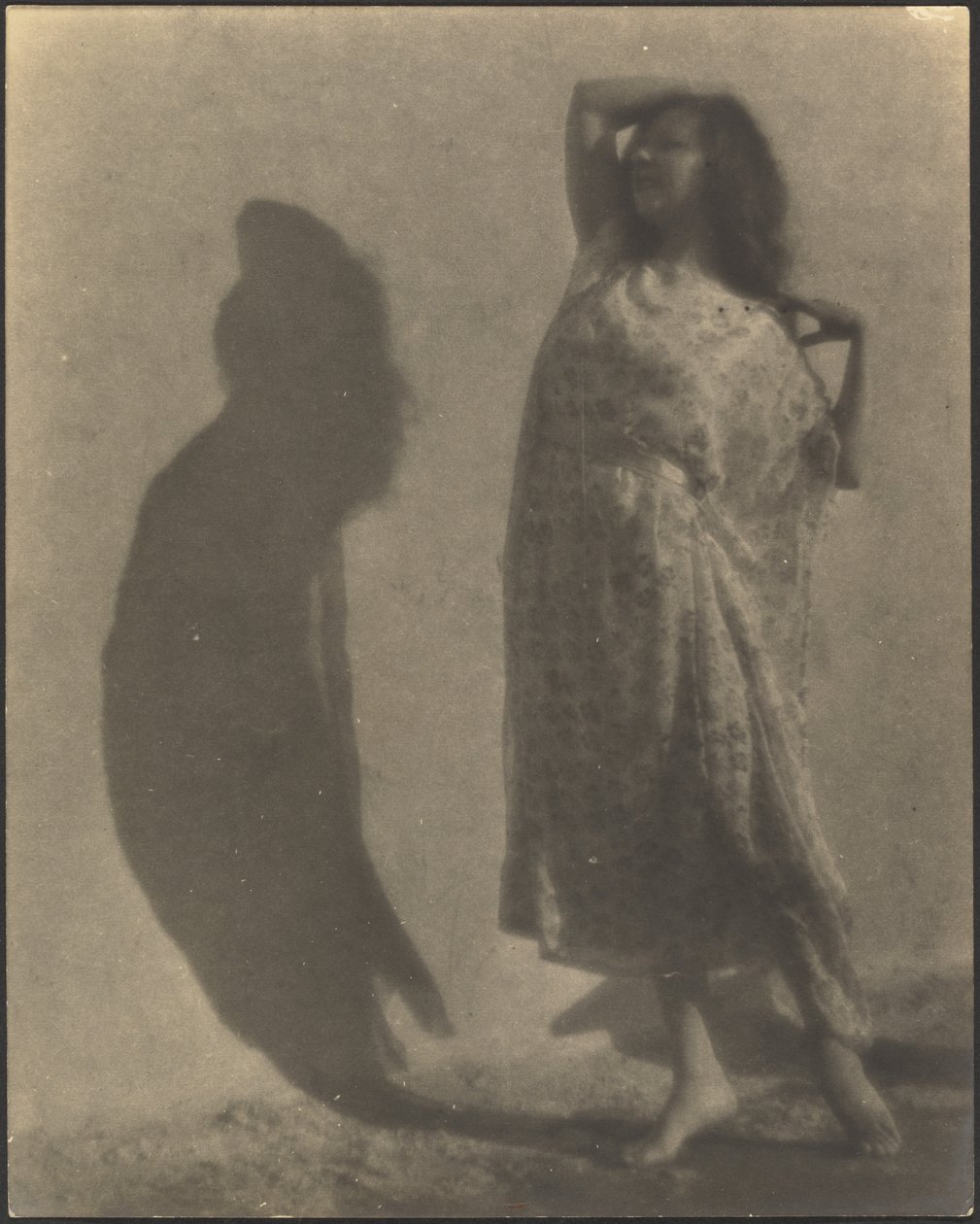 [Bailarina y su sombra en la pared] de Louis Fleckenstein