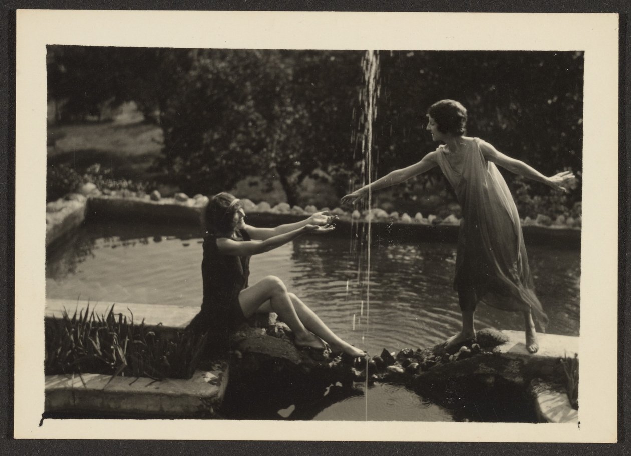 [Bailarinas junto a la piscina] de Louis Fleckenstein