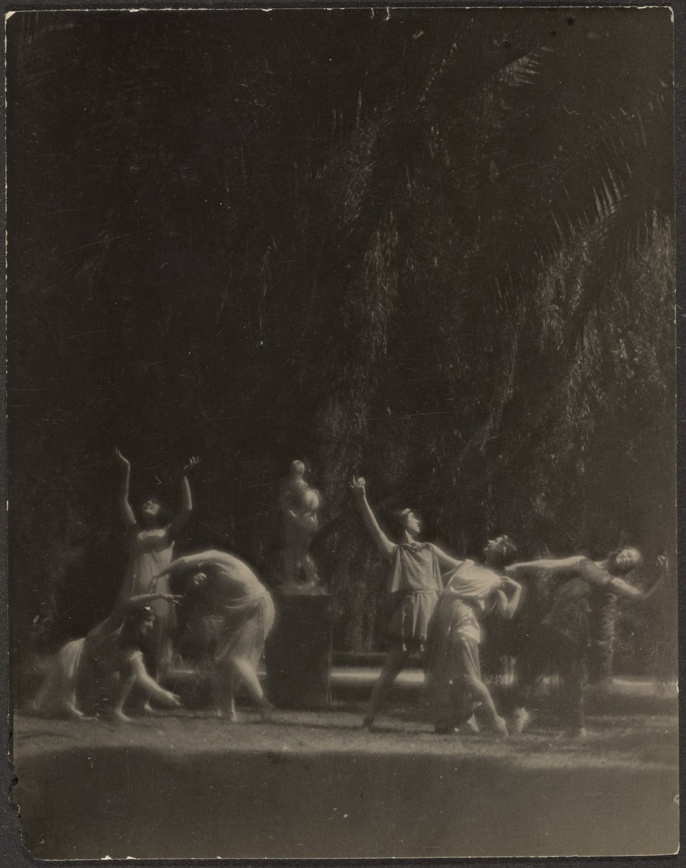 [Bailarinas en el jardín] de Louis Fleckenstein
