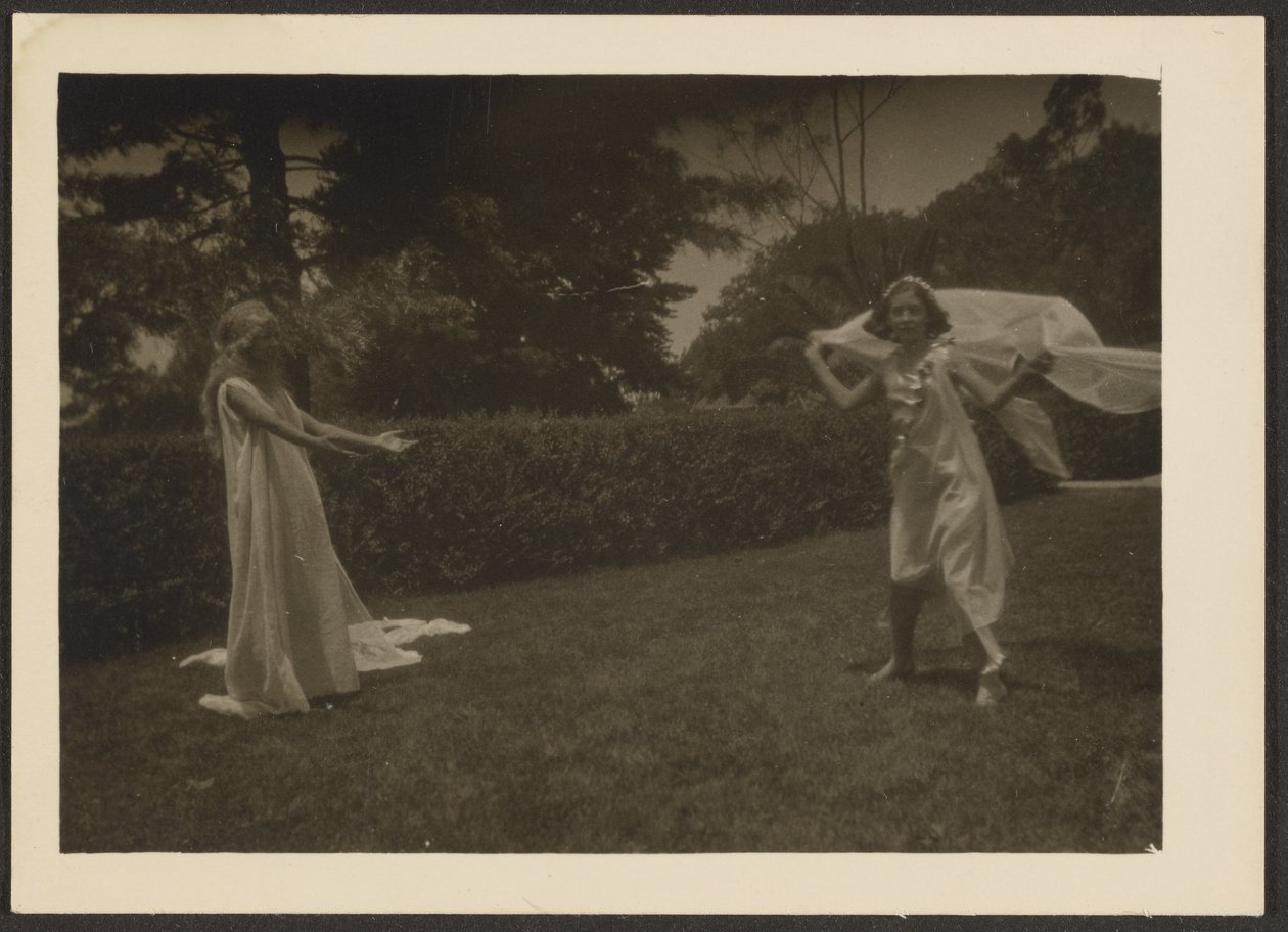 [Bailarinas en el jardín] de Louis Fleckenstein