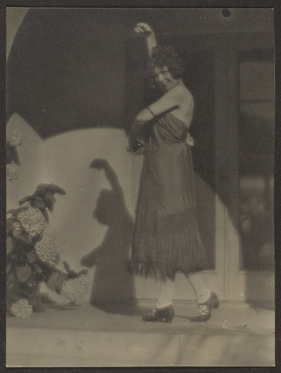 [Bailarina ante House] de Louis Fleckenstein