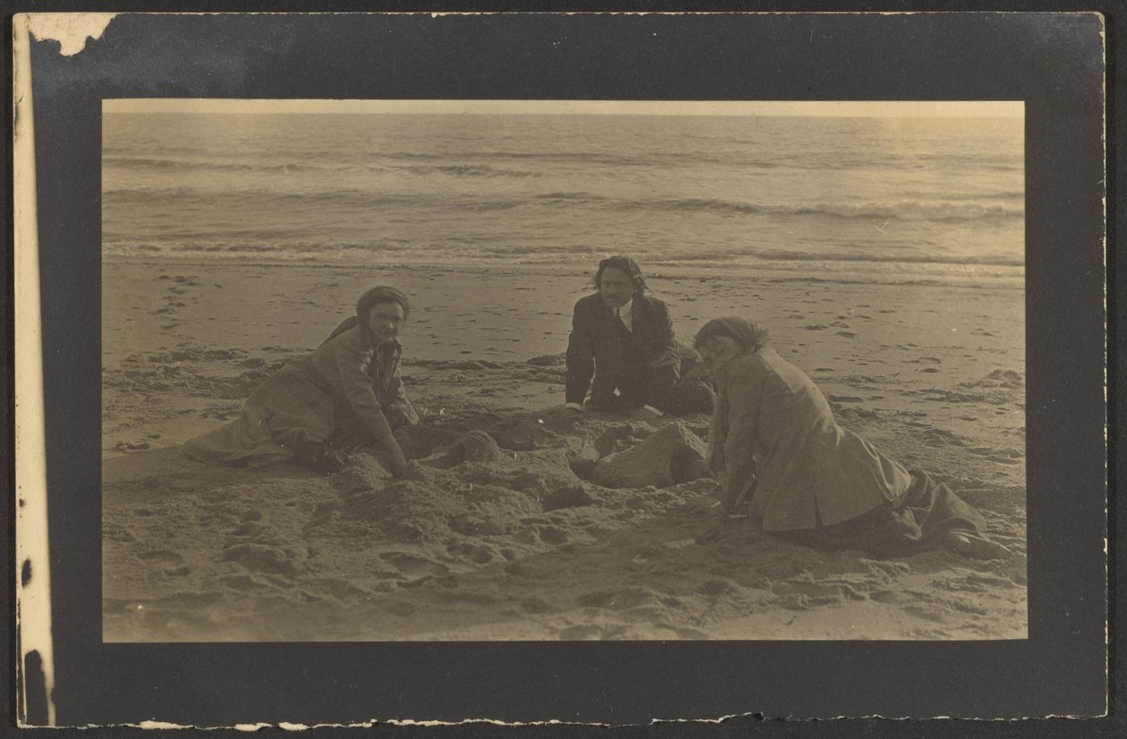 [Figuras sentadas en la playa] de Louis Fleckenstein