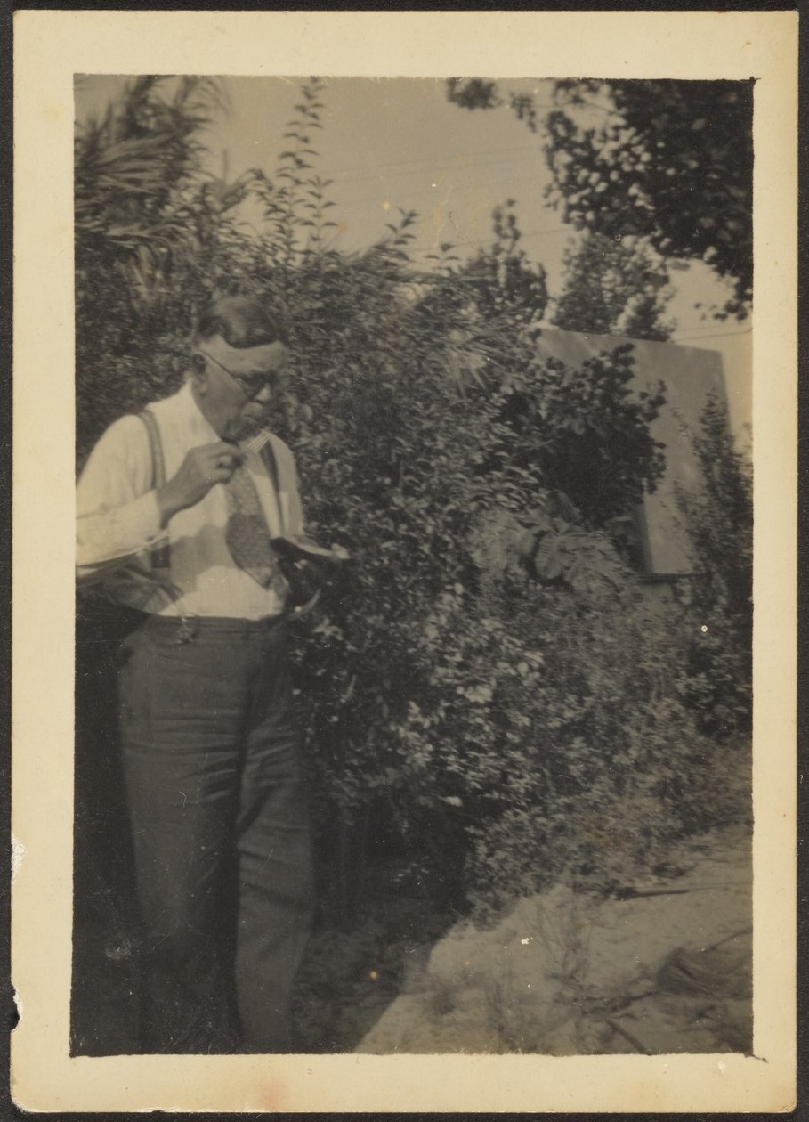 [Fleckenstein comiendo en un jardín] de Louis Fleckenstein