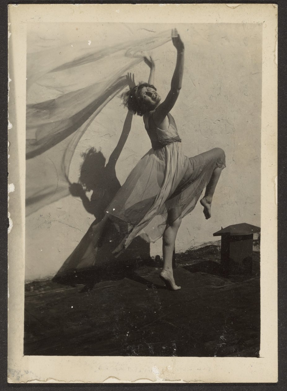 [Florence Dancing on Rooftop] de Louis Fleckenstein