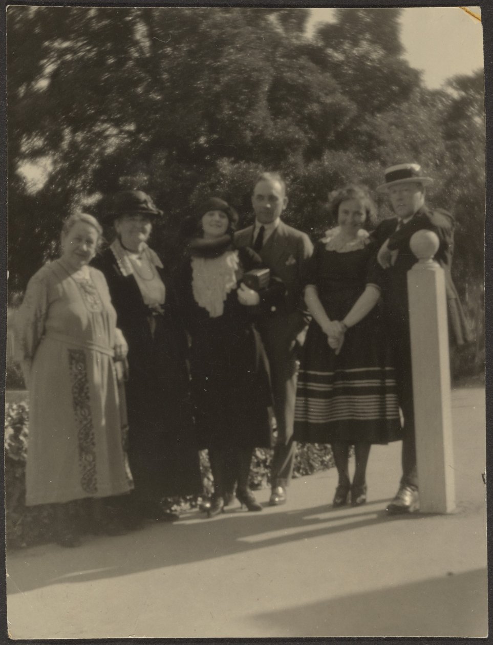 [Retrato de grupo en el parque] de Louis Fleckenstein