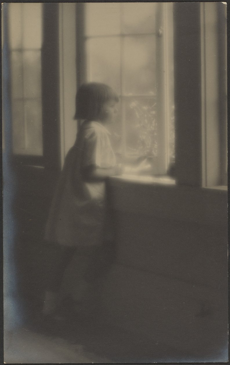 [Niña mirando por la ventana] de Louis Fleckenstein