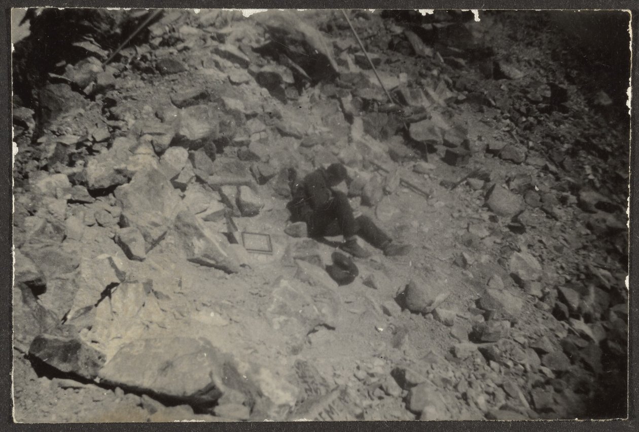 [Hombre entre las rocas] de Louis Fleckenstein
