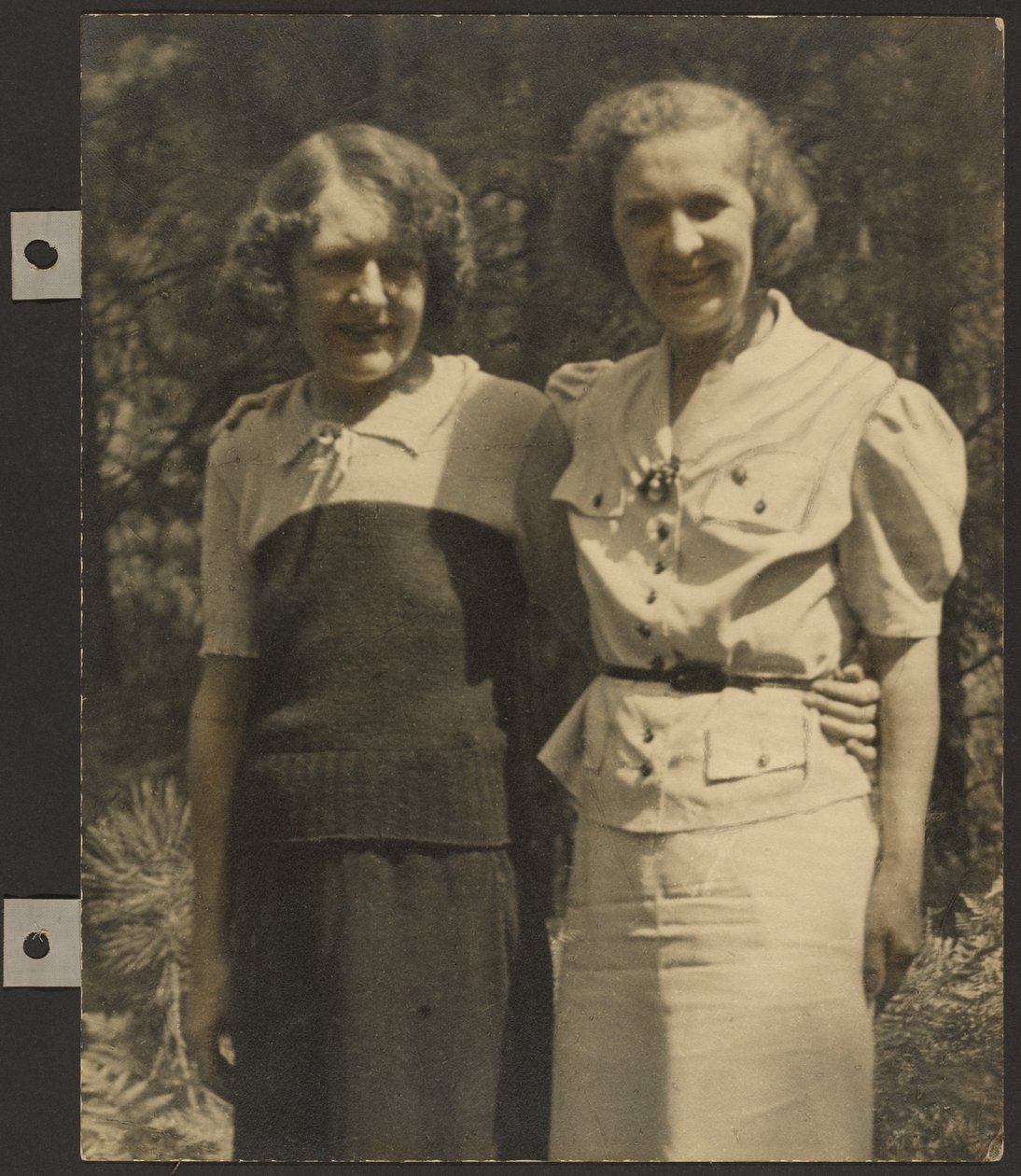 [Retrato de dos mujeres de pie en el exterior] de Louis Fleckenstein