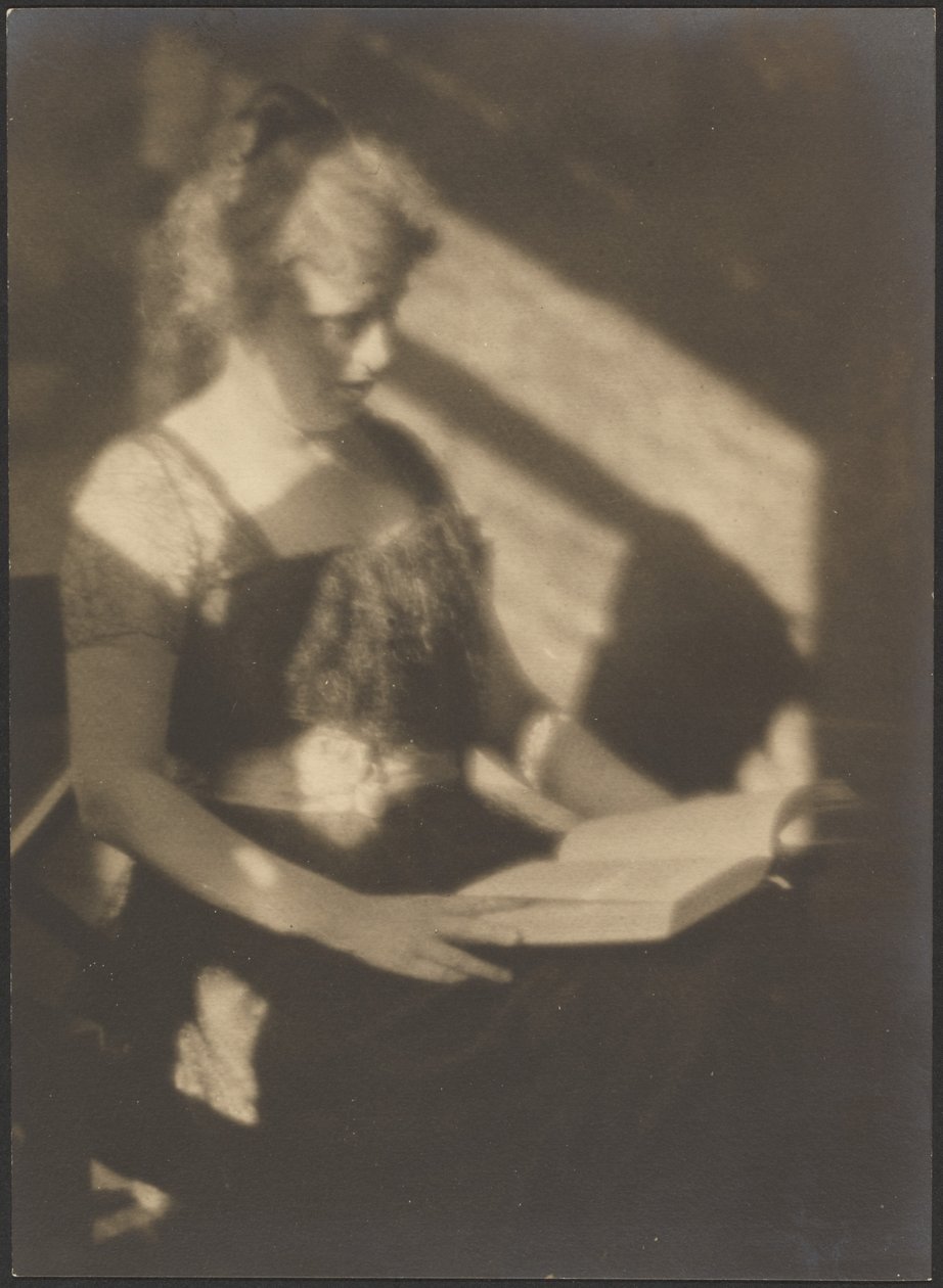 [Retrato de mujer con libro] de Louis Fleckenstein