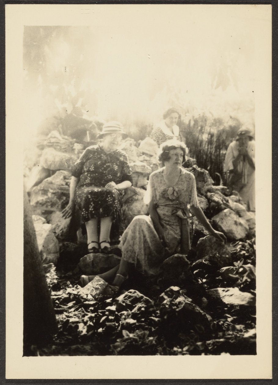 [Tres mujeres en Rocas] de Louis Fleckenstein