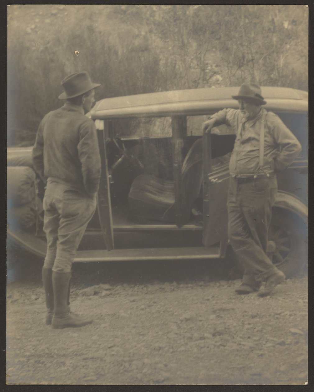 [Dos hombres delante de un coche] de Louis Fleckenstein