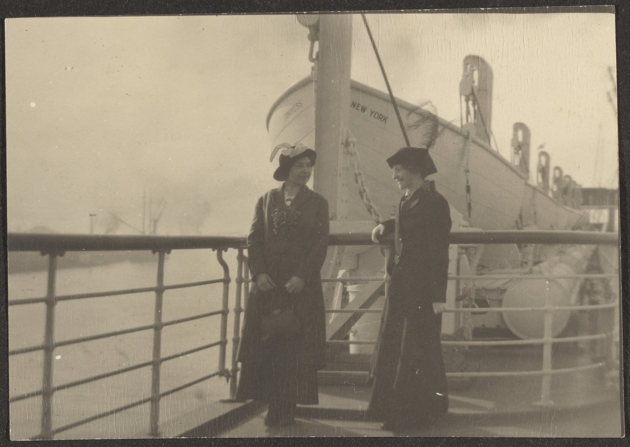 [Dos mujeres en un muelle] de Louis Fleckenstein
