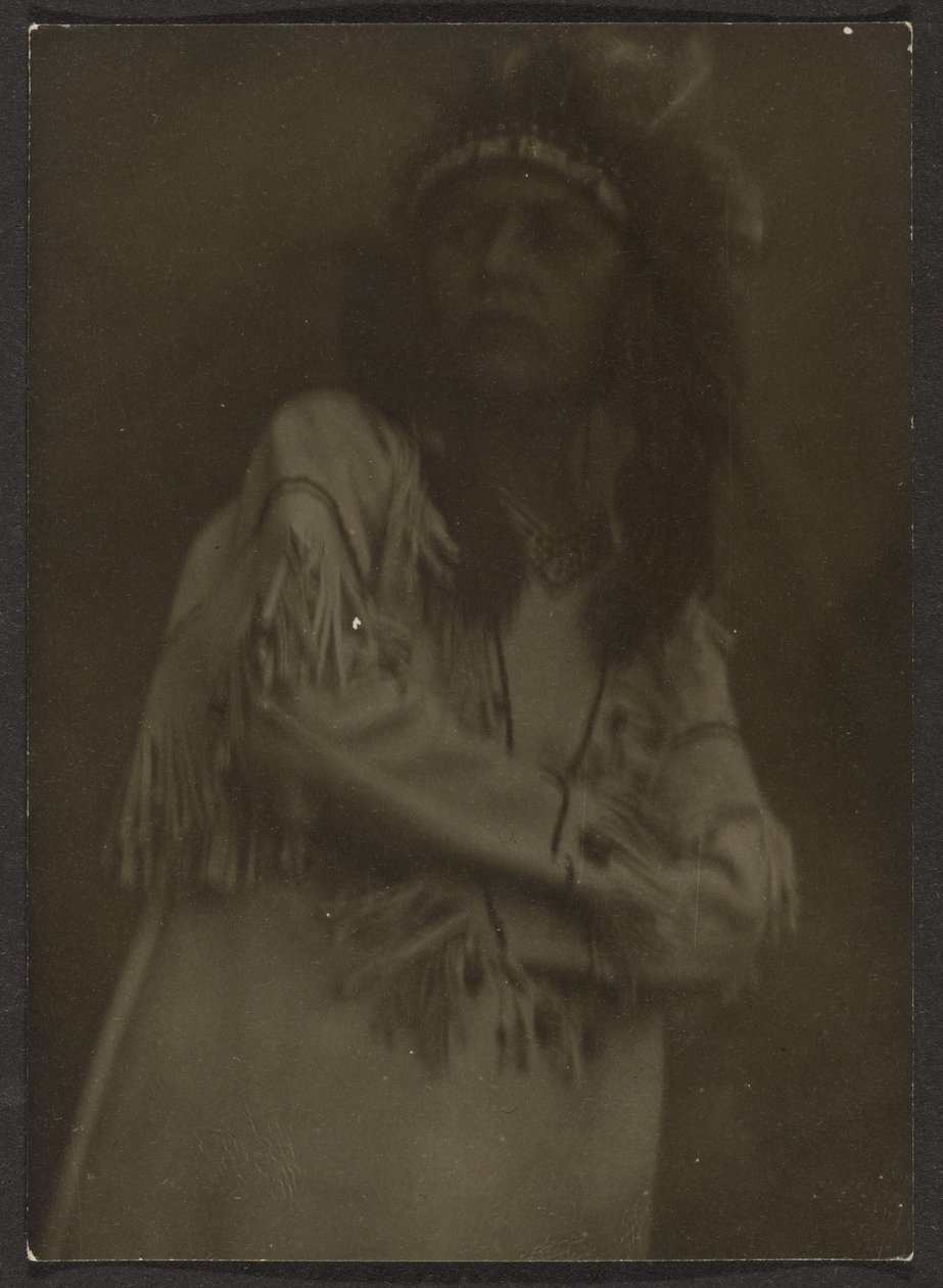 [Mujer vestida como nativa americana] de Louis Fleckenstein