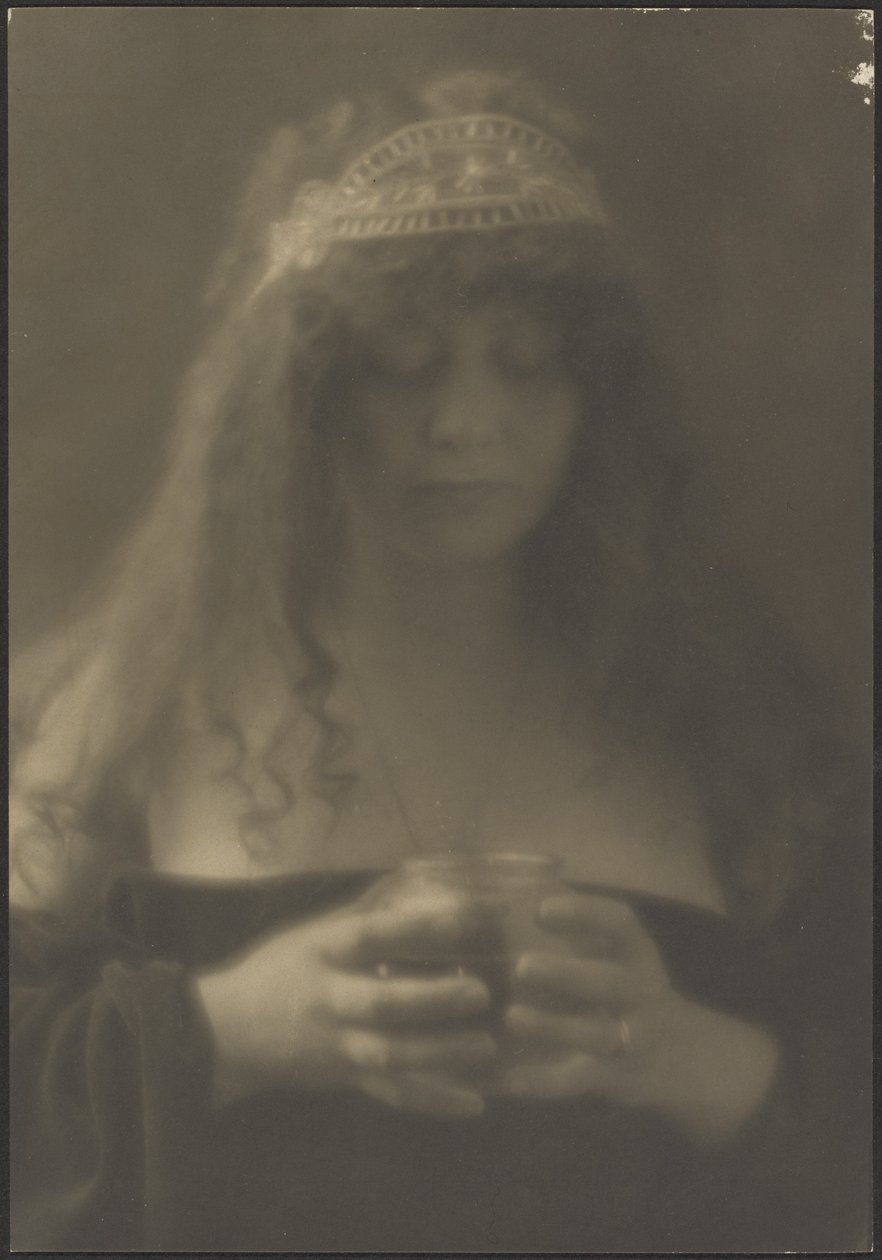 [Mujer sosteniendo un jarrón] de Louis Fleckenstein