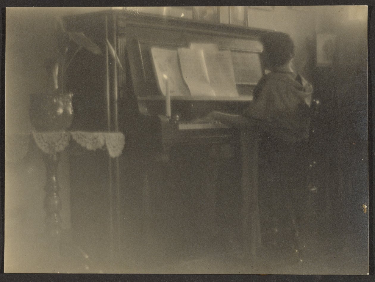 [Mujer tocando el piano] de Louis Fleckenstein