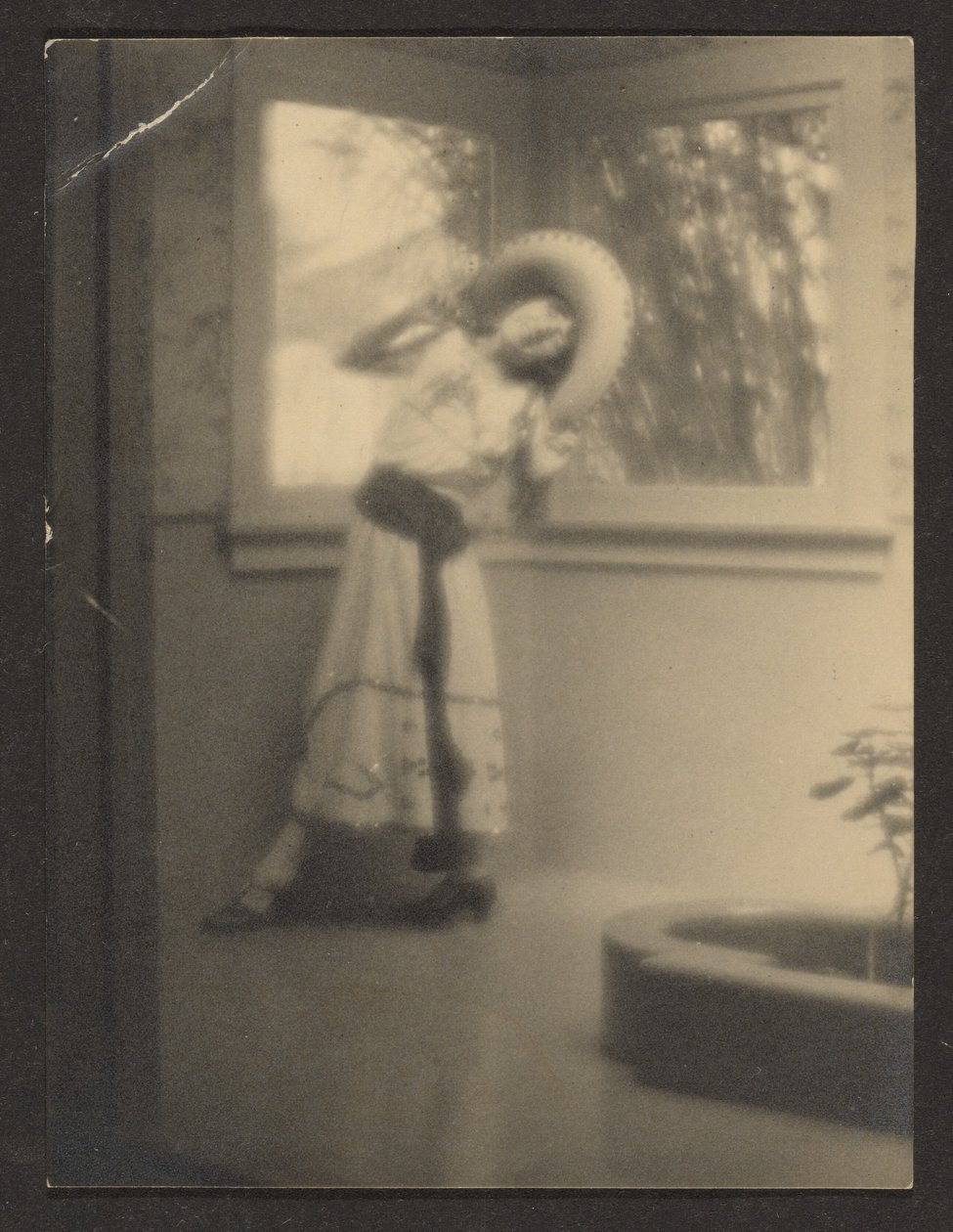[Mujer posando con traje mexicano] de Louis Fleckenstein