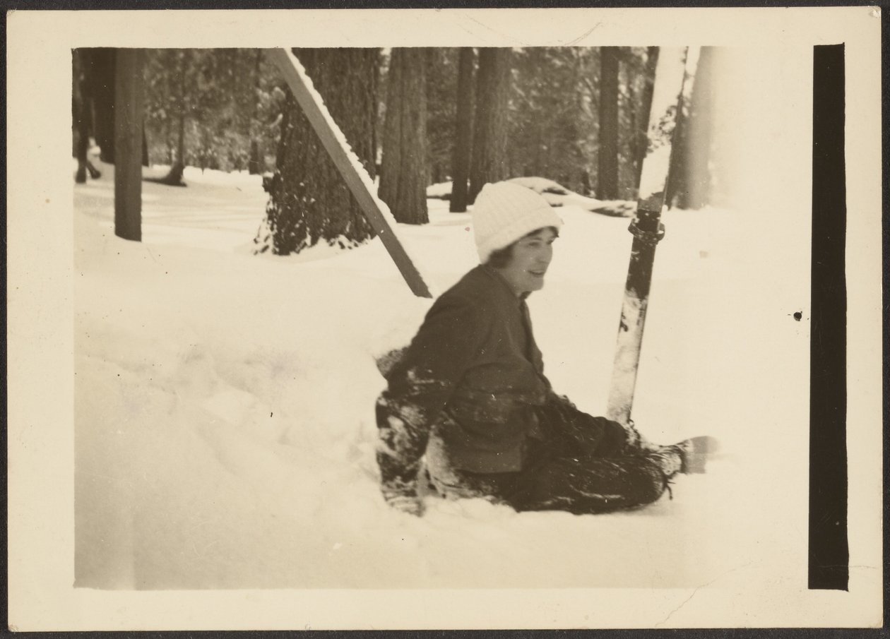 [Mujer sentada en la nieve] de Louis Fleckenstein