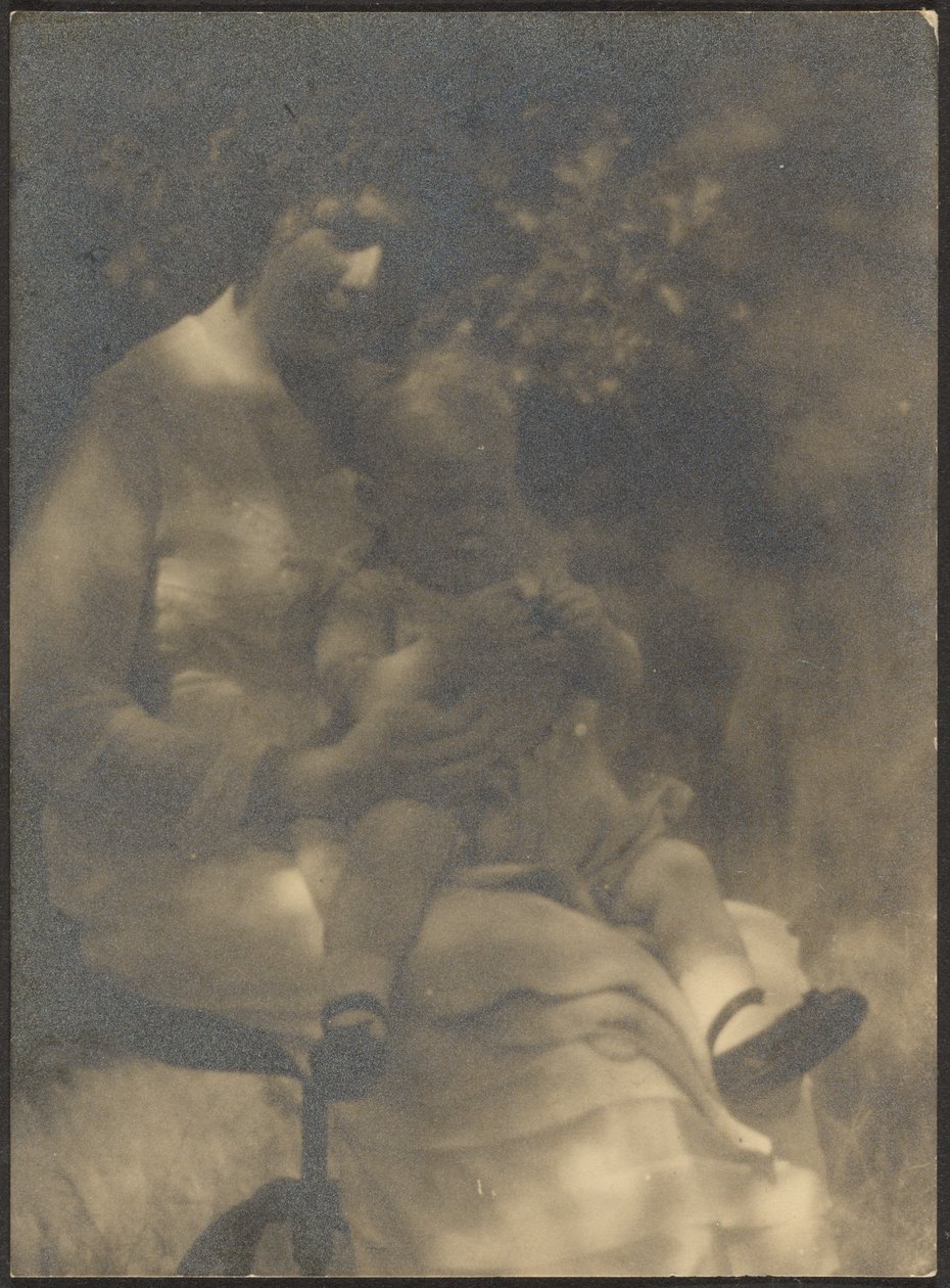 [Mujer y niño sentados en el jardín] de Louis Fleckenstein