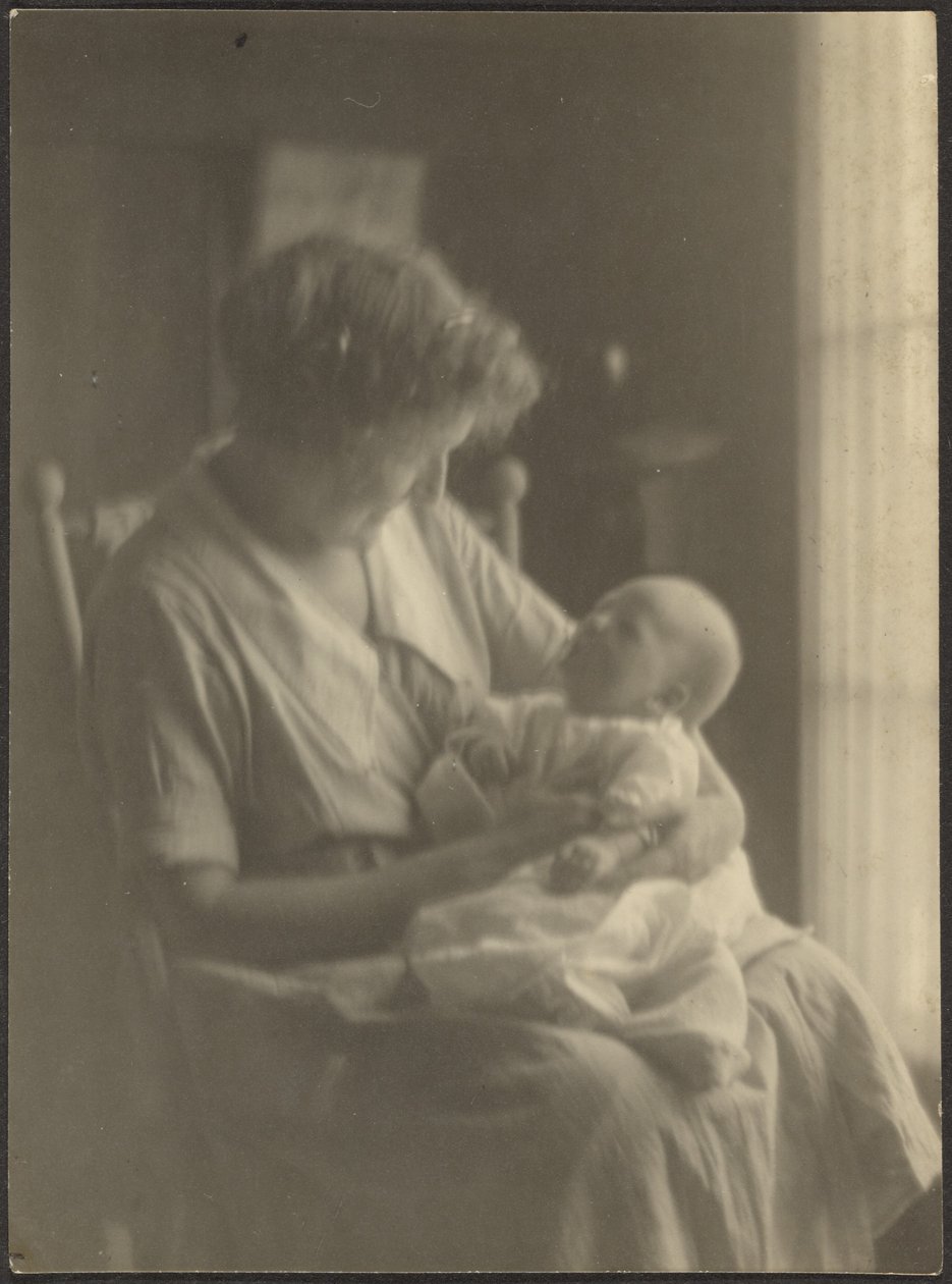 [Mujer y niño en una mecedora] de Louis Fleckenstein