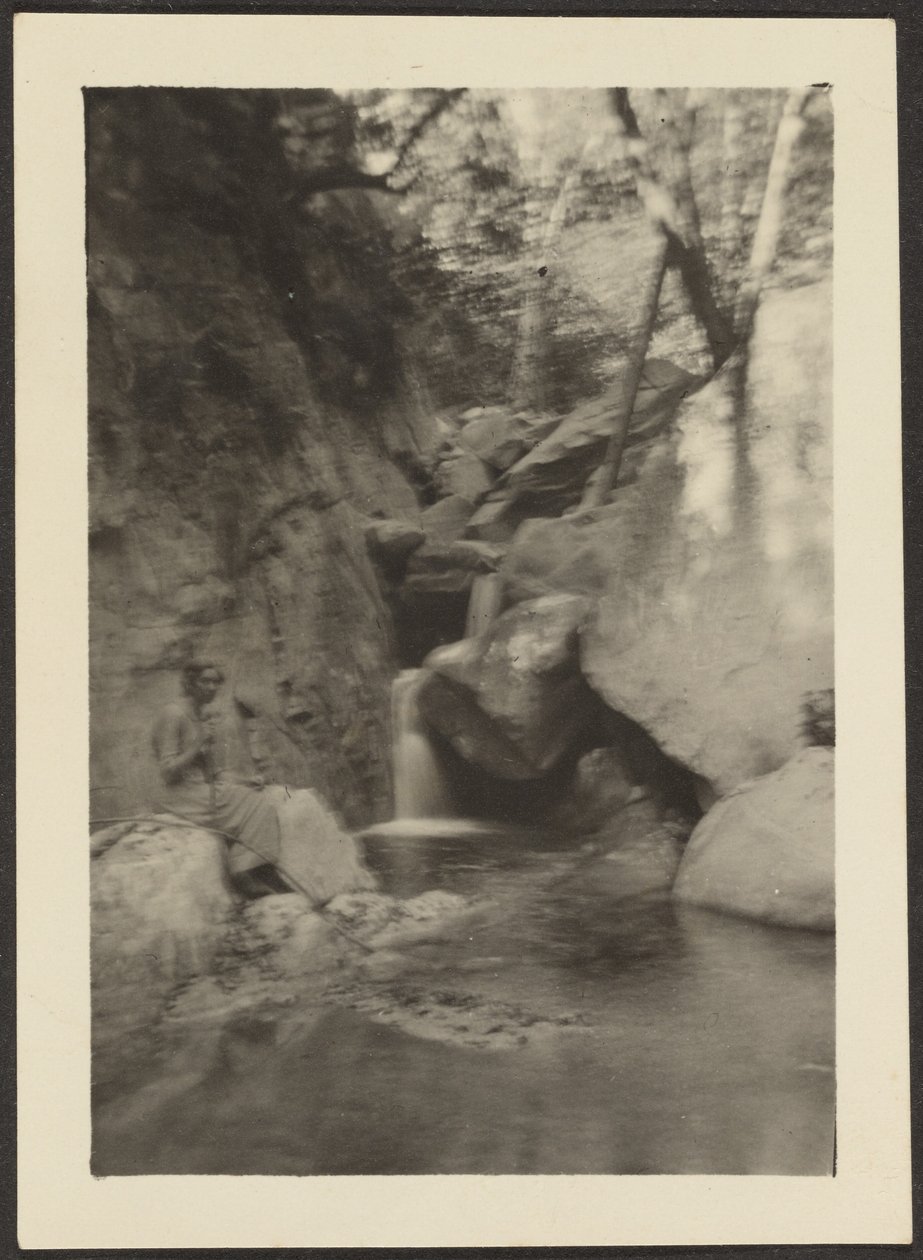 [Mujer en las cataratas] de Louis Fleckenstein